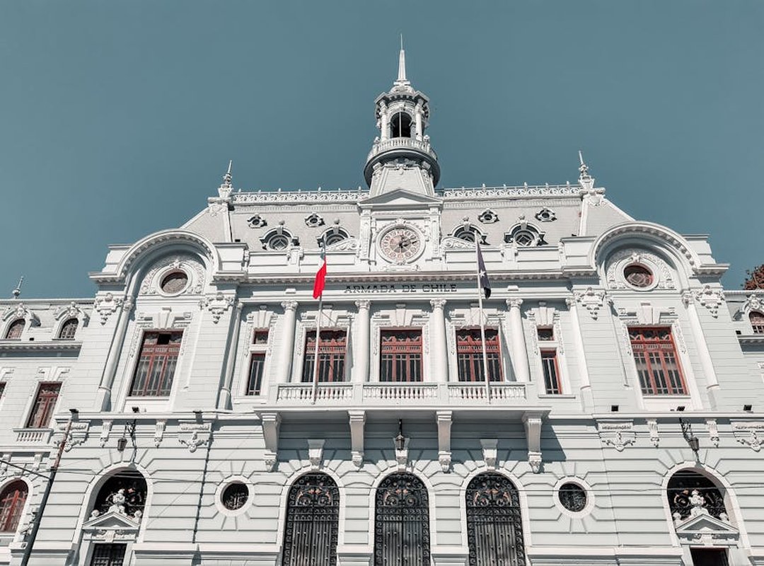 Practical Uses: Where You Will Encounter the UF in Chile